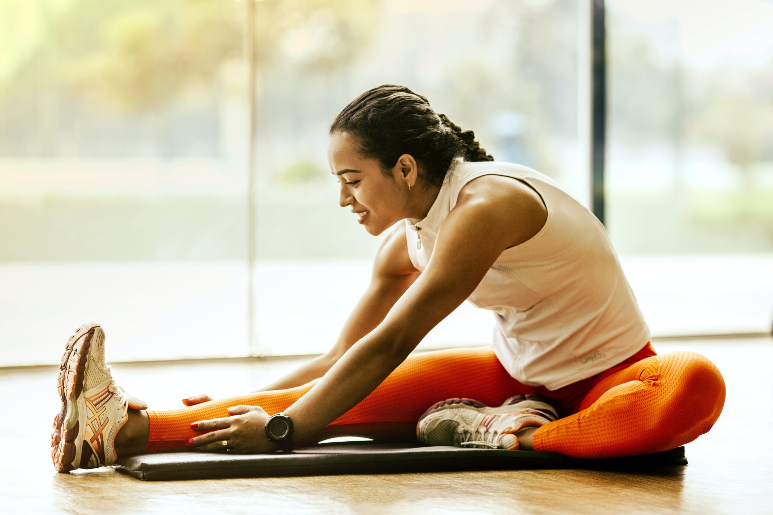 Dinâmica vigorosa de yoga trabalha core, abdômen e costas