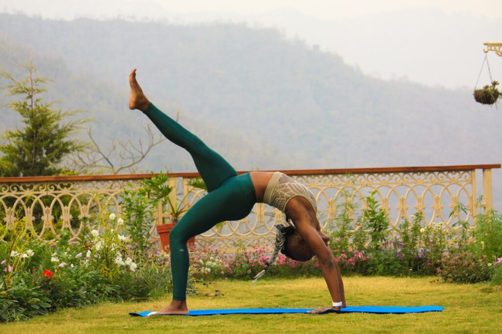 Imagem ilustrativa para o texto: "O que é Vinyasa Yoga", para o blog da Arimo.