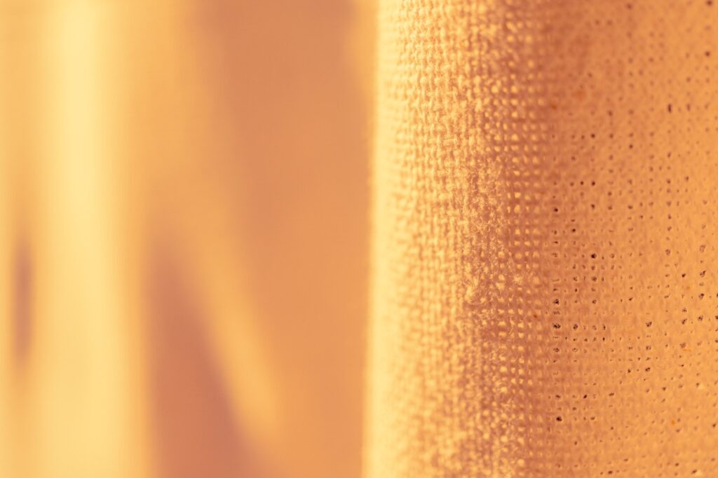 Imagem ilustrativa para o texto "8 Tecidos sustentáveis para roupas que você precisa conhecer" do blog da Arimo.