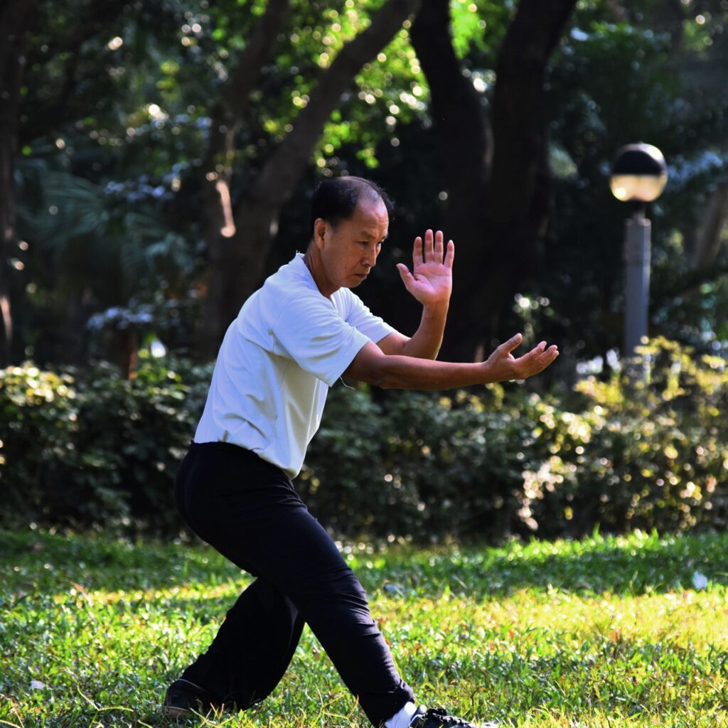 Imagem ilustrativa do texto "Quatro diferenças entre Yoga e tai chi chuan" para o blog da Arimo.