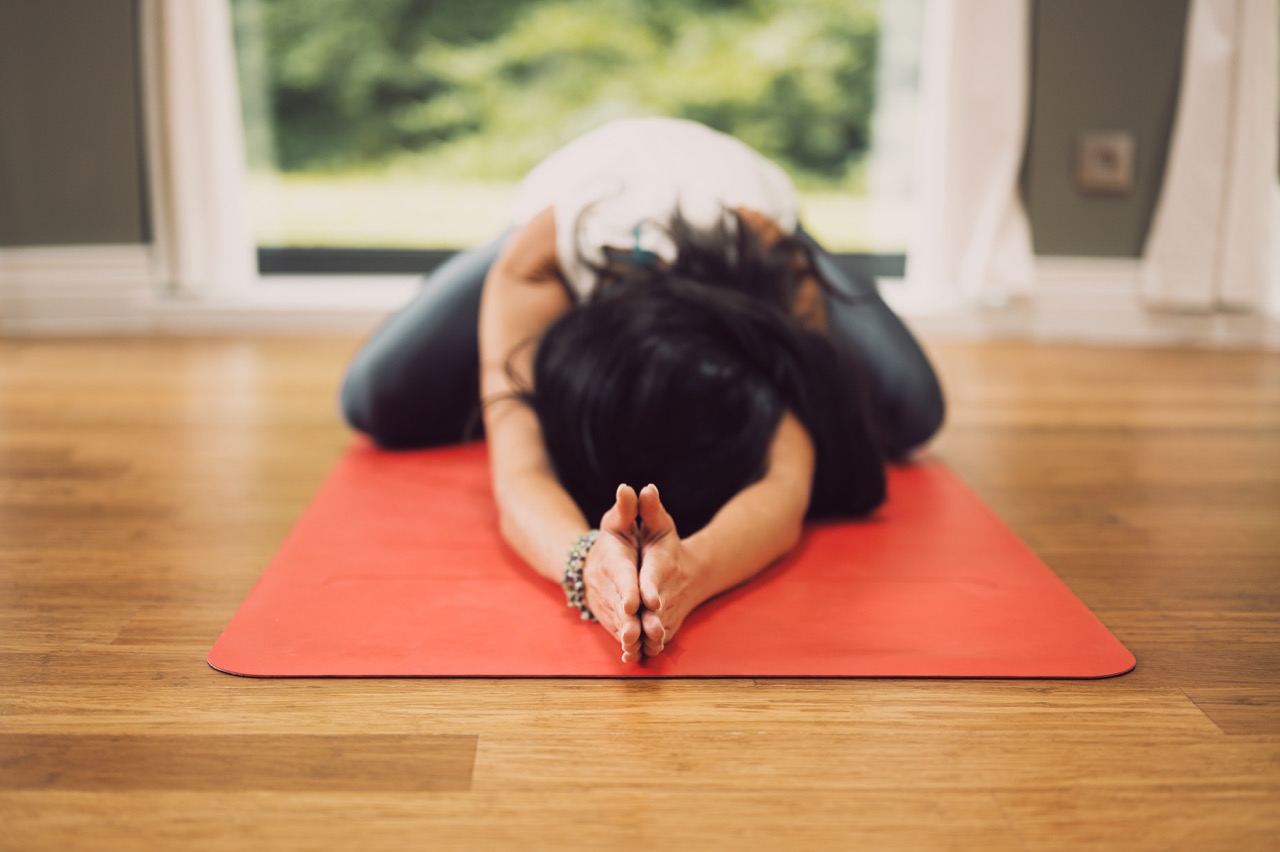 Yoga meditação ao ar livre e mulheres se exercitam na natureza